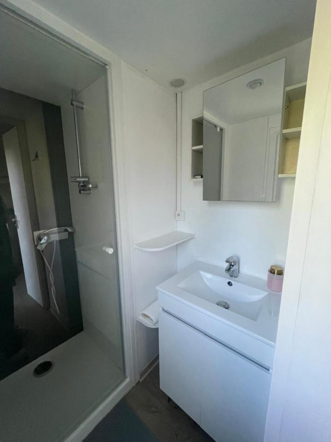Mobil-Home Au Pied Du Luberon La Roque d'Antheron Bagian luar foto
