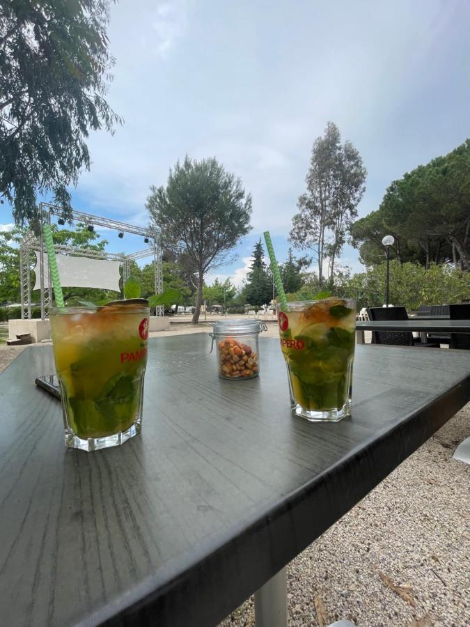 Mobil-Home Au Pied Du Luberon La Roque d'Antheron Bagian luar foto