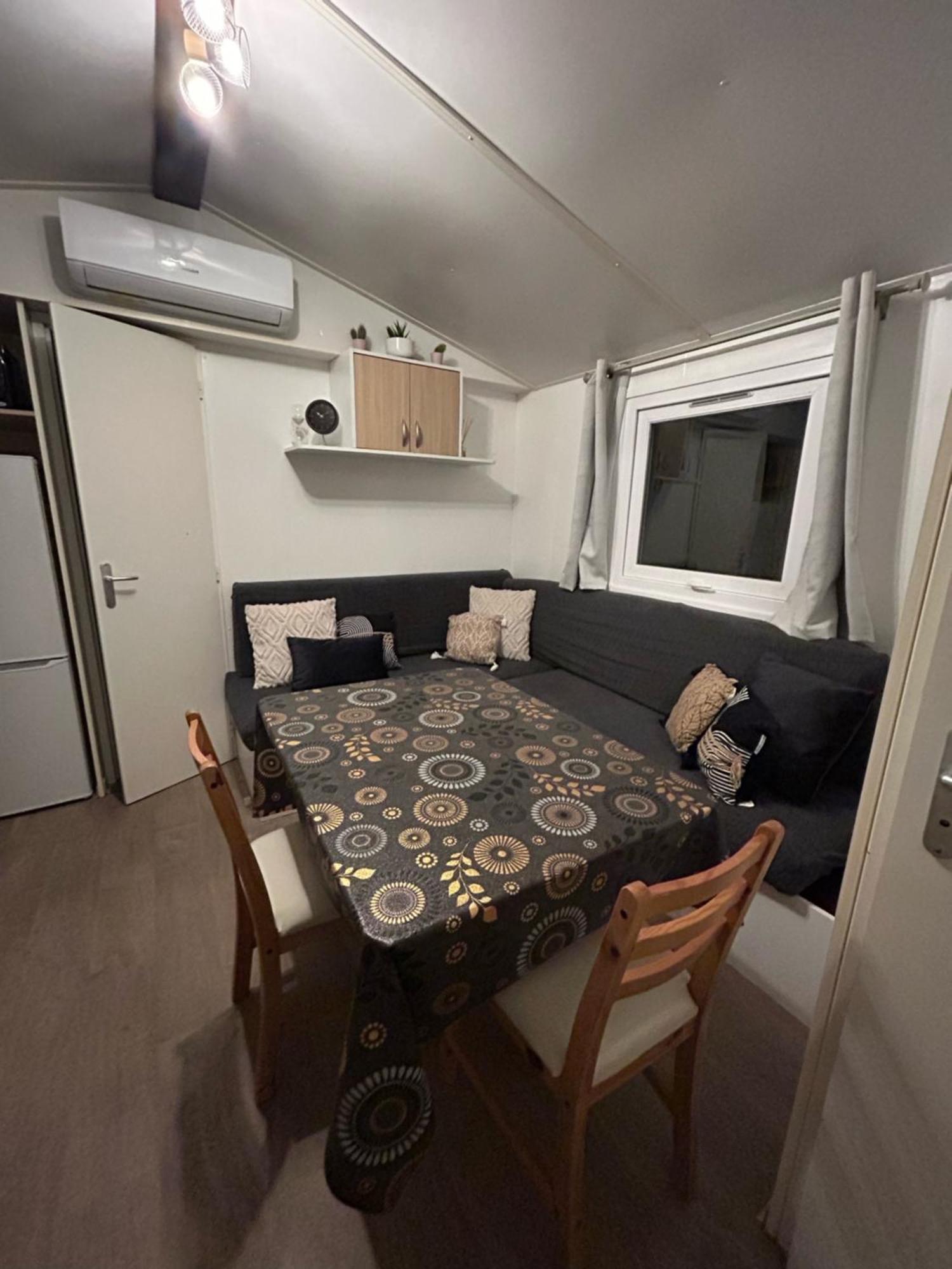 Mobil-Home Au Pied Du Luberon La Roque d'Antheron Bagian luar foto