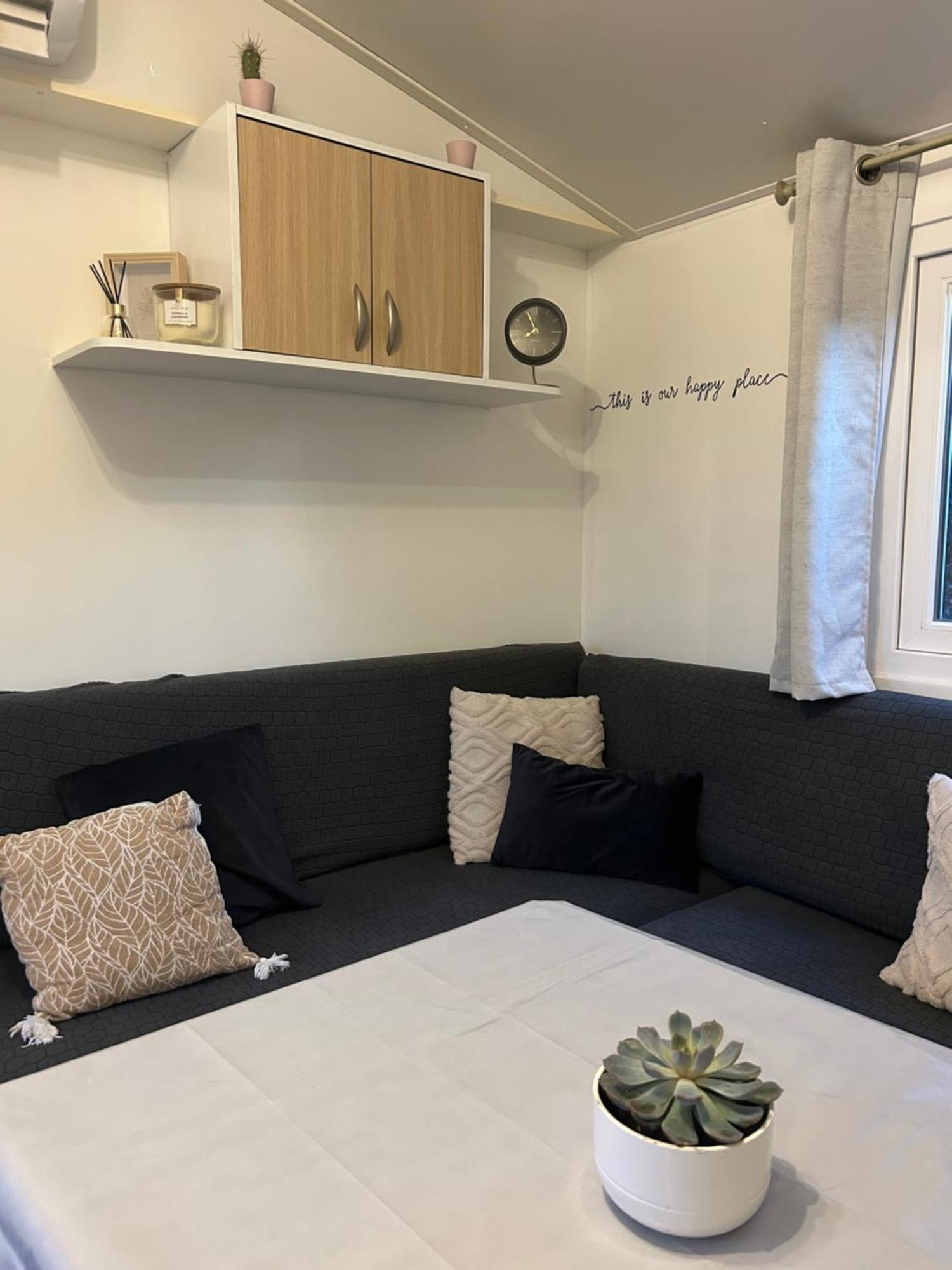 Mobil-Home Au Pied Du Luberon La Roque d'Antheron Bagian luar foto